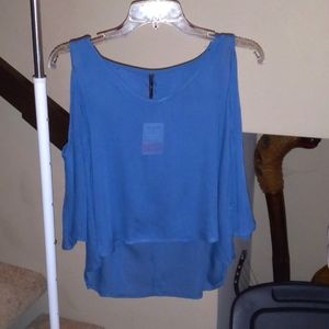 Blue sleeveless high-low crop tanktop.
